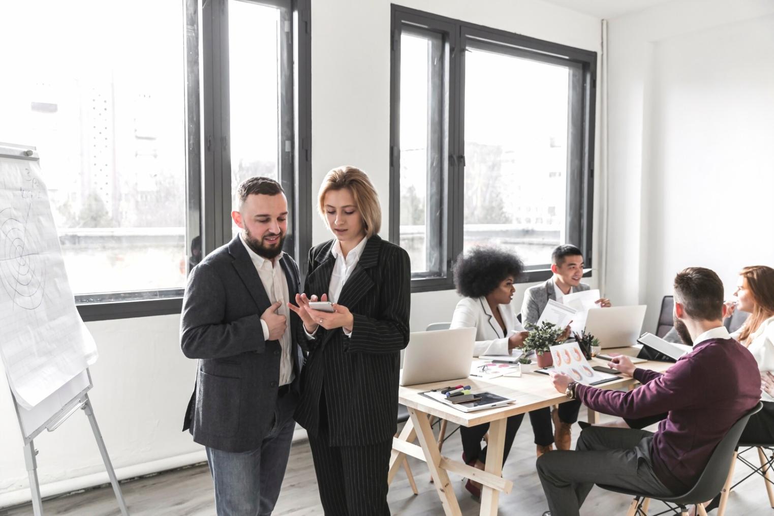 Gestapelte Bücher und Notizbücher auf einem Schreibtisch symbolisieren kontinuierliches Lernen