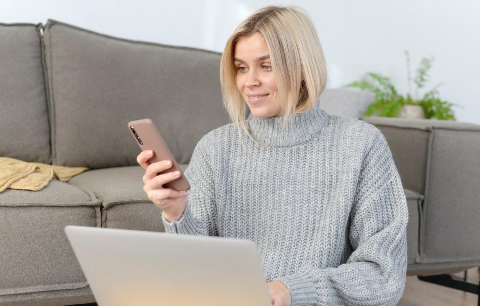 Arbeitsbereich mit Schreibmaterialien und Notizbüchern